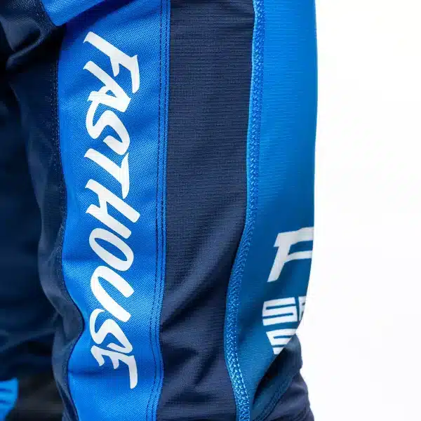 מבט צד על פאנלים גמישים 4-Way Stretch