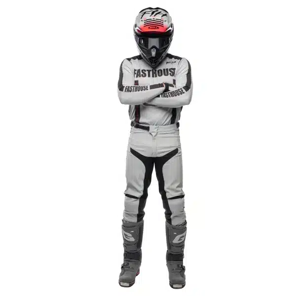 מכנס Fasthouse Elrod Storm Pant מבט קדמי מבט צד על פאנלי Stretch וגזרת רכיבה ארגונומית תקריב על חיזוקי העור באזור הברכיים גרפיקת Storm עם לוגו Fasthouse בחזית