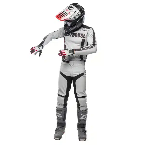 מכנס Fasthouse Elrod Storm Pant מבט קדמי מבט צד על פאנלי Stretch וגזרת רכיבה ארגונומית תקריב על חיזוקי העור באזור הברכיים גרפיקת Storm עם לוגו Fasthouse בחזית