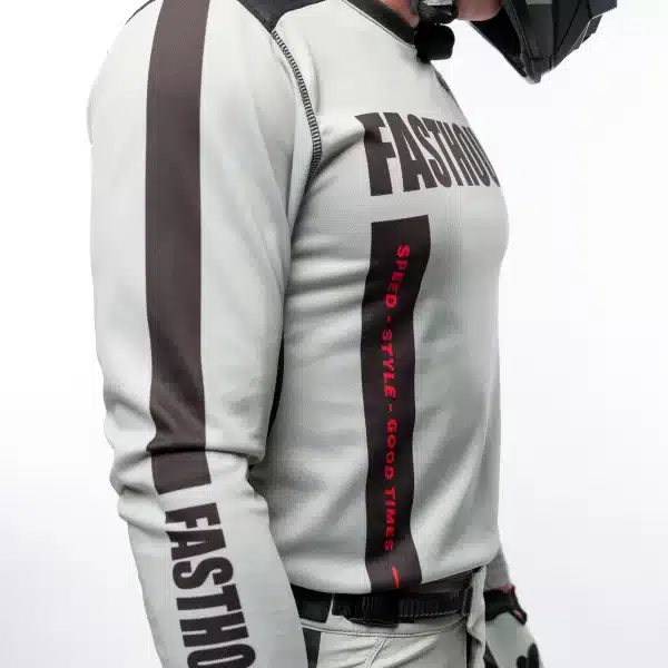 תקריב על בד Micro Mesh נושם ותפרים שטוחים