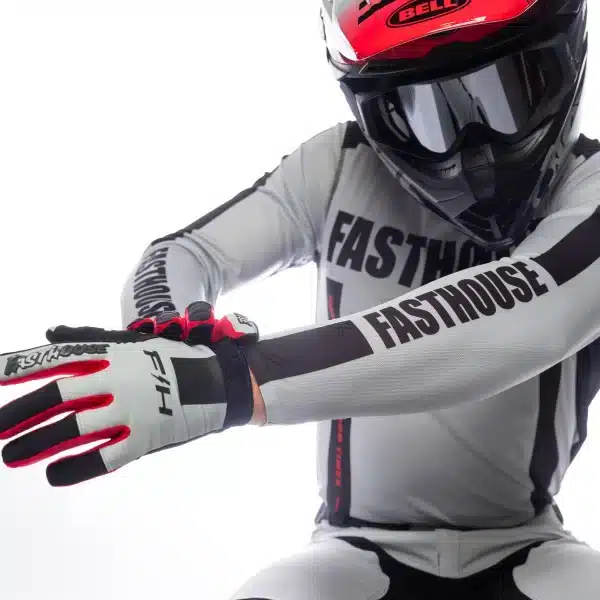 לוגו Fasthouse על החזה בעיצוב Elrod