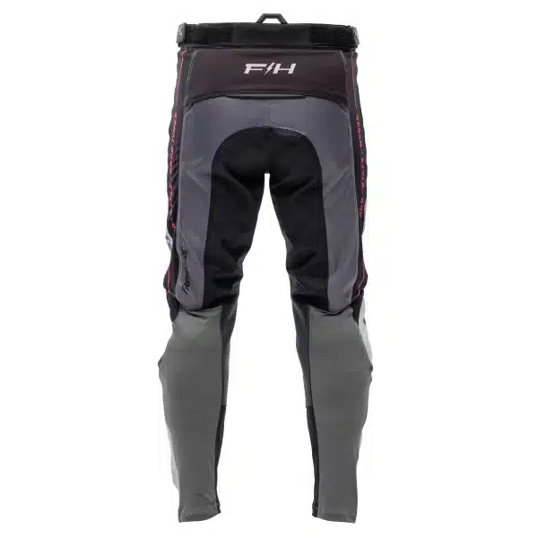 מכנס Fasthouse Elrod Storm Pant מבט קדמי מבט צד על פאנלי Stretch וגזרת רכיבה ארגונומית תקריב על חיזוקי העור באזור הברכיים גרפיקת Storm עם לוגו Fasthouse בחזית