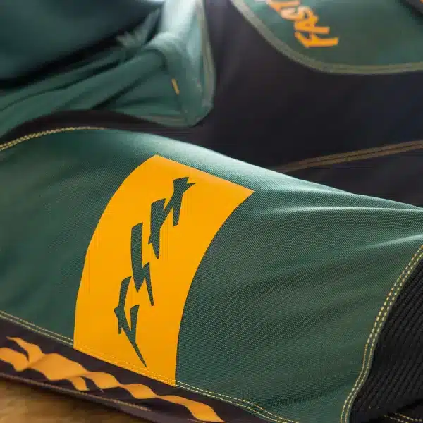 תקריב על חיזוקי העור באזור הברכיים