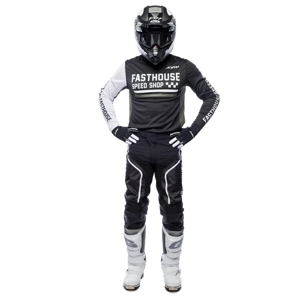 מכנס Fasthouse Grindhouse Hudson Pant מבט קדמי מבט צד על פאנלים גמישים ועיצוב Hudson תקריב על חיזוקי העור באזור הברכיים לוגו Fasthouse על חגורת המותן בעיצוב קלאסי