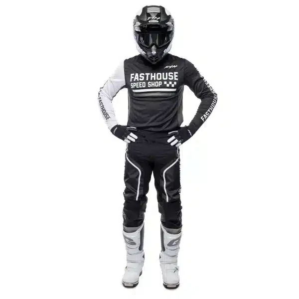 מכנס Fasthouse Grindhouse Hudson Pant מבט קדמי מבט צד על פאנלים גמישים ועיצוב Hudson תקריב על חיזוקי העור באזור הברכיים לוגו Fasthouse על חגורת המותן בעיצוב קלאסי