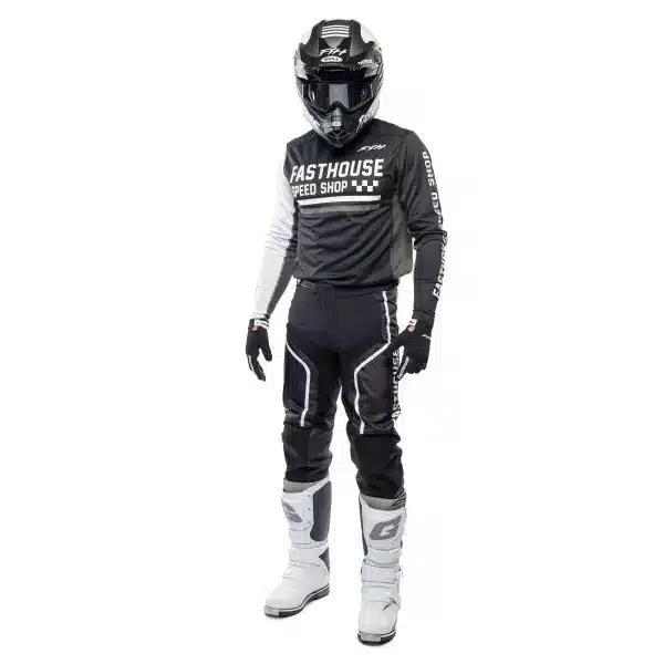 מכנס Fasthouse Grindhouse Hudson Pant מבט קדמי מבט צד על פאנלים גמישים ועיצוב Hudson תקריב על חיזוקי העור באזור הברכיים לוגו Fasthouse על חגורת המותן בעיצוב קלאסי