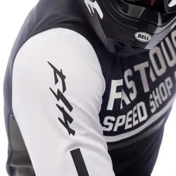 לוגו Fasthouse על החזה בעיצוב Grindhouse