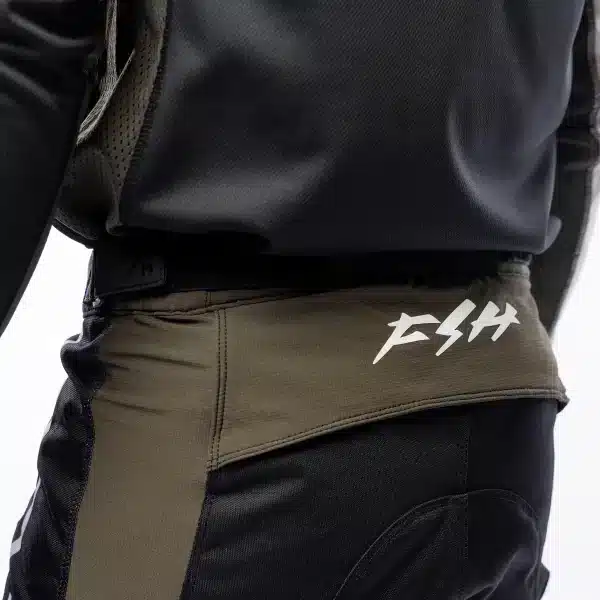 תקריב על חיזוקי העור באזור הברכיים