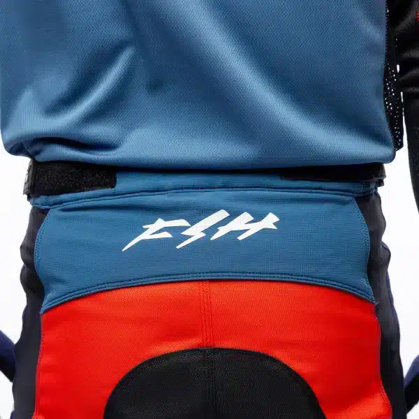 לוגו Fasthouse על חגורת המותן בעיצוב קלאסי