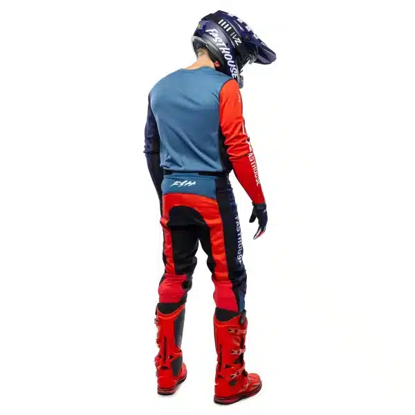 מכנס Fasthouse Grindhouse Hudson Pant מבט קדמי מבט צד על פאנלים גמישים ועיצוב Hudson תקריב על חיזוקי העור באזור הברכיים לוגו Fasthouse על חגורת המותן בעיצוב קלאסי