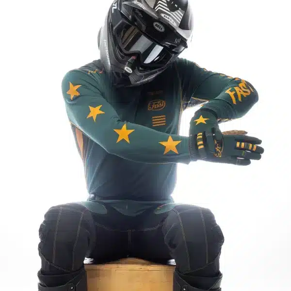 חולצת Fasthouse Grindhouse Ramone LS Jersey מבט קדמי מבט אחורי על עיצוב Ramone והגרפיקה הקלאסית