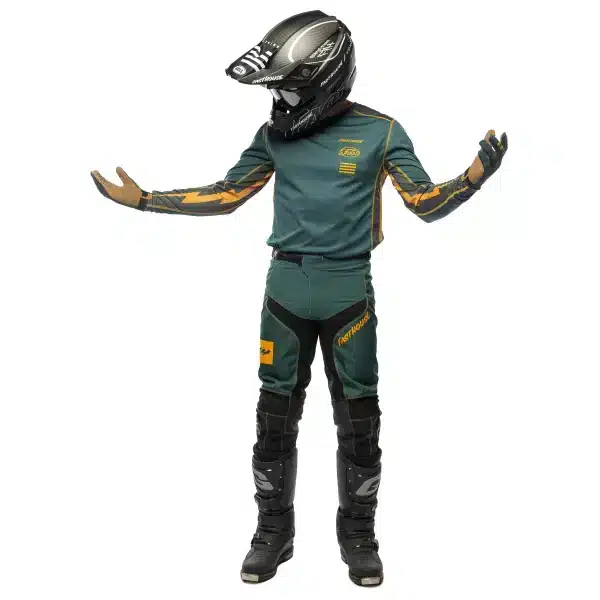 מכנס Fasthouse Grindhouse Ramone Pant מבט קדמי מבט צד על אזורי Stretch וגרפיקת Ramone תקריב על חיזוקי העור באזור הברכיים לוגו Fasthouse על חגורת המותן