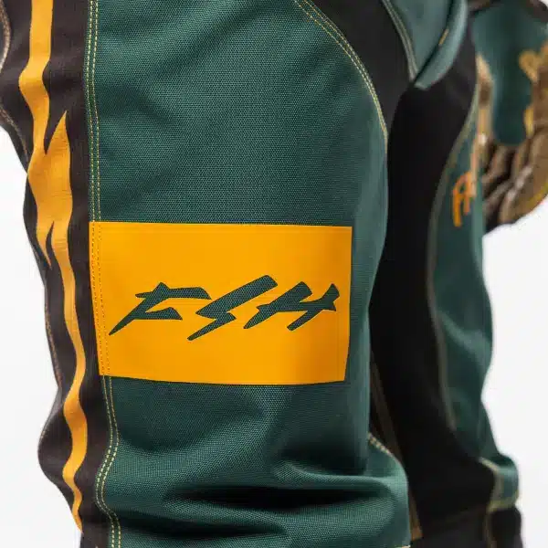 תקריב על חיזוקי העור באזור הברכיים