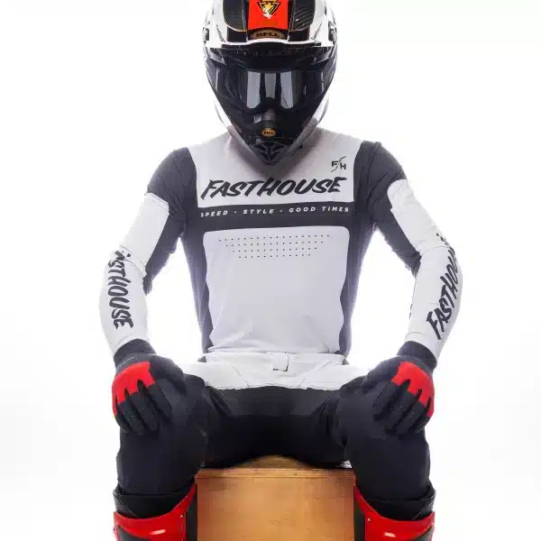 מכנס Fasthouse Helix Monaco Pant מבט קדמי תקריב על אזורי 4-Way Stretch וגזרת המותן מבט צד על חיזוקי העור באזור הברכיים גרפיקה בצבעי Monaco ולוגו Fasthouse בחזית