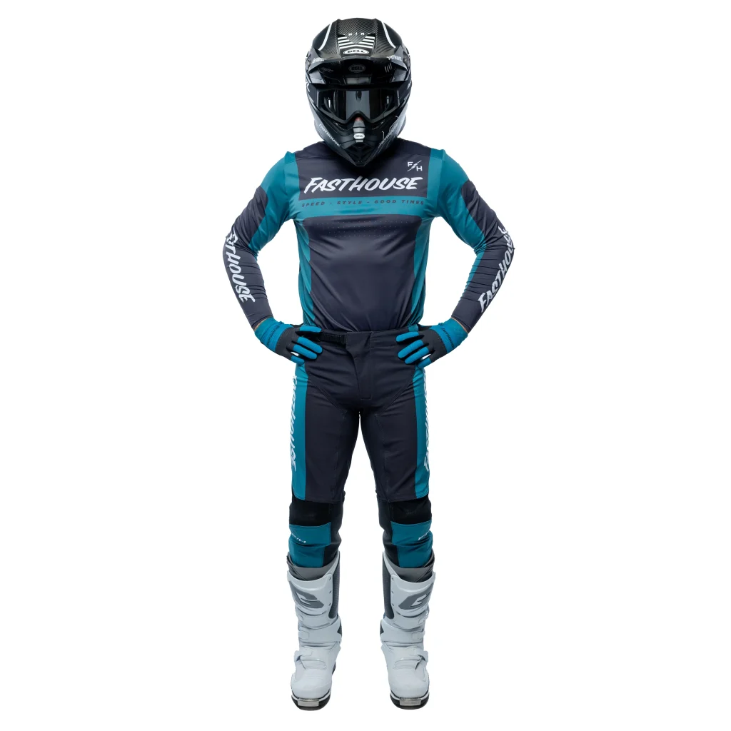 מכנס Fasthouse Helix Monaco Pant מבט קדמי תקריב על אזורי 4-Way Stretch וגזרת המותן מבט צד על חיזוקי העור באזור הברכיים גרפיקה בצבעי Monaco ולוגו Fasthouse בחזית