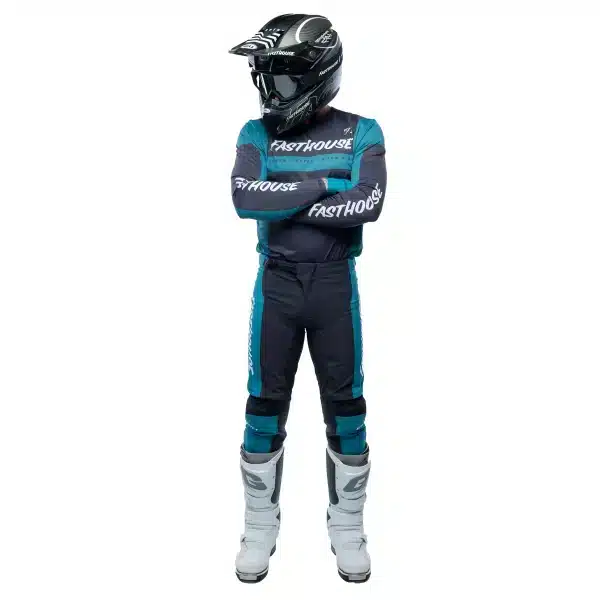 מכנס Fasthouse Helix Monaco Pant מבט קדמי תקריב על אזורי 4-Way Stretch וגזרת המותן מבט צד על חיזוקי העור באזור הברכיים גרפיקה בצבעי Monaco ולוגו Fasthouse בחזית