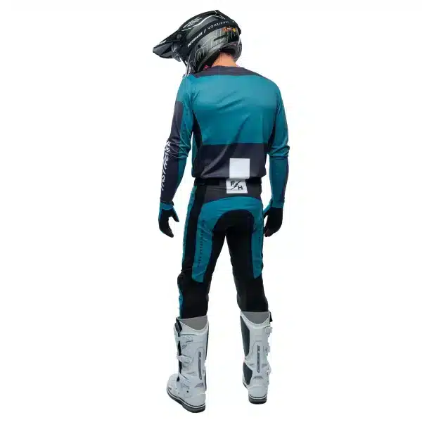 מכנס Fasthouse Helix Monaco Pant מבט קדמי תקריב על אזורי 4-Way Stretch וגזרת המותן מבט צד על חיזוקי העור באזור הברכיים גרפיקה בצבעי Monaco ולוגו Fasthouse בחזית