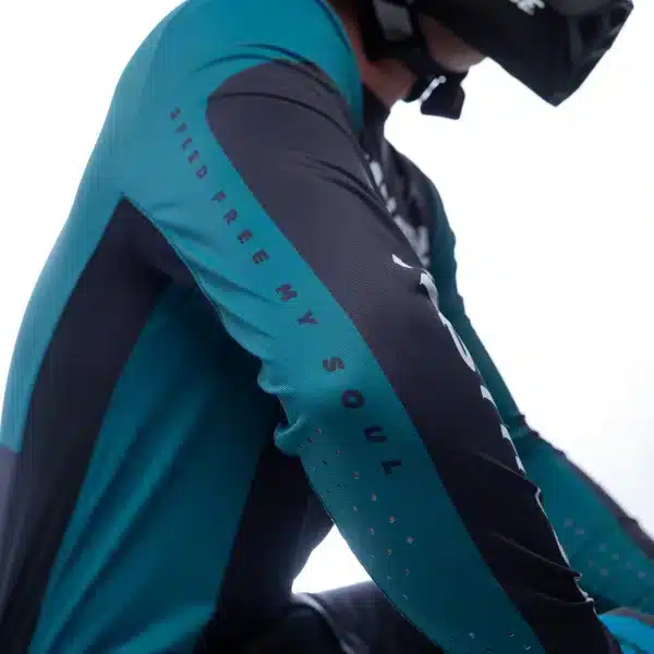 חולצת Fasthouse Helix Monaco LS Jersey מבט קדמי מבט אחורי על עיצוב Monaco והגרפיקה הקלאסית תקריב על בד Micro Mesh נושם ותפרים שטוחים לוגו Fasthouse על החזה בעיצוב Helix