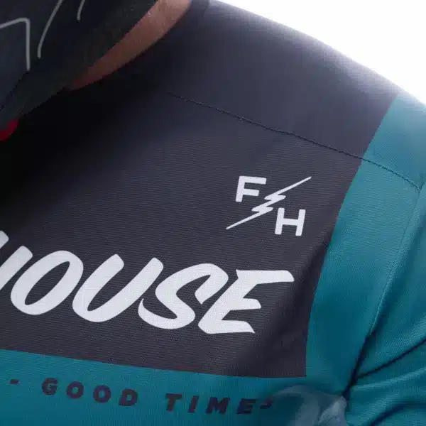 חולצת Fasthouse Helix Monaco LS Jersey מבט קדמי מבט אחורי על עיצוב Monaco והגרפיקה הקלאסית תקריב על בד Micro Mesh נושם ותפרים שטוחים לוגו Fasthouse על החזה בעיצוב Helix