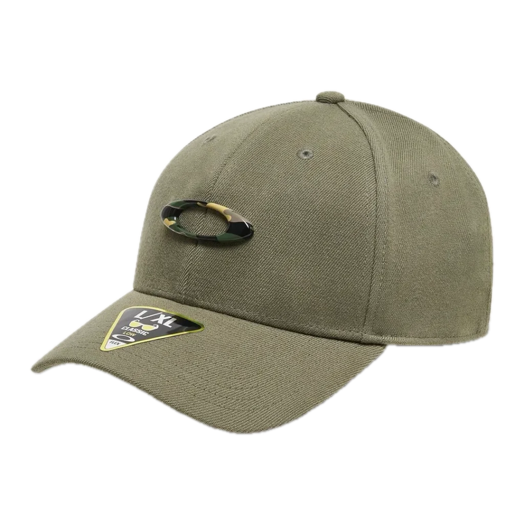 כובע Oakley Tincan Cap Tiger Mountain Camo מבט קדמי תקריב על לוגו Ellipse מתכתי בעיצוב הסוואה מבט צד על מבנה 6 הפאנלים והדפס הקאמו מבט אחורי על הכובע עם גזרת Stretch Fit