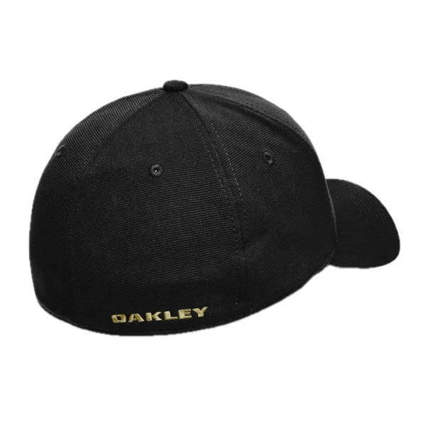 כובע Oakley Tincan Cap מבט קדמי תקריב על לוגו Ellipse מתכתי בגימור מוברש מבט צד על מבנה 6 הפאנלים של הכובע Oakley מבט אחורי על גזרת FlexFit ופס הספיגה הפנימי