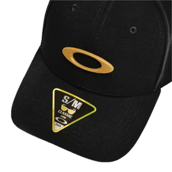 כובע Oakley Tincan Cap מבט קדמי תקריב על לוגו Ellipse מתכתי בגימור מוברש מבט צד על מבנה 6 הפאנלים של הכובע Oakley מבט אחורי על גזרת FlexFit ופס הספיגה הפנימי