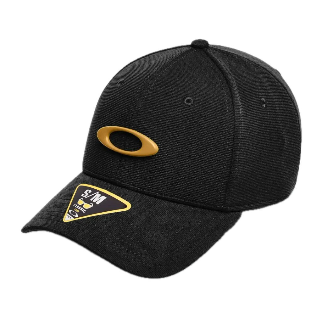 כובע Oakley Tincan Cap מבט קדמי תקריב על לוגו Ellipse מתכתי בגימור מוברש מבט צד על מבנה 6 הפאנלים של הכובע Oakley מבט אחורי על גזרת FlexFit ופס הספיגה הפנימי