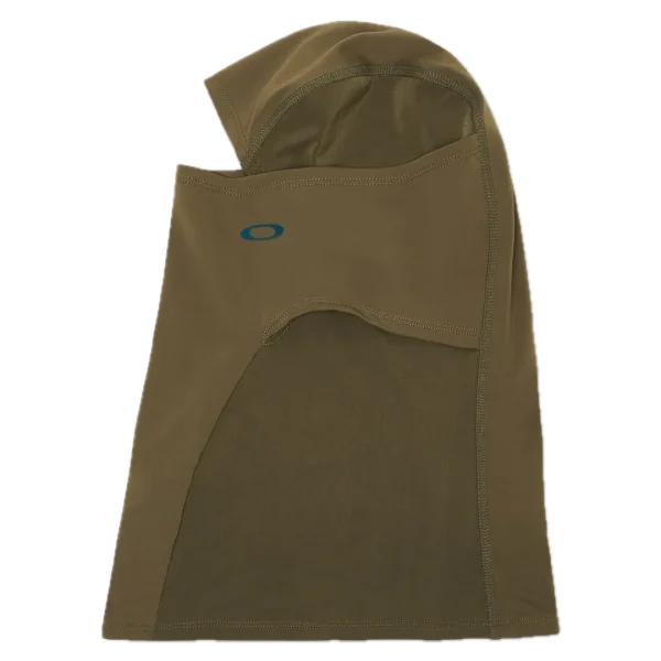 כיסוי פנים Oakley עם אזור אוורור סביב הפה תקריב על לוגו Oakley Ellipse בחזית מבט צד על Oakley Backwoods Balaclava מתחת לקסדה