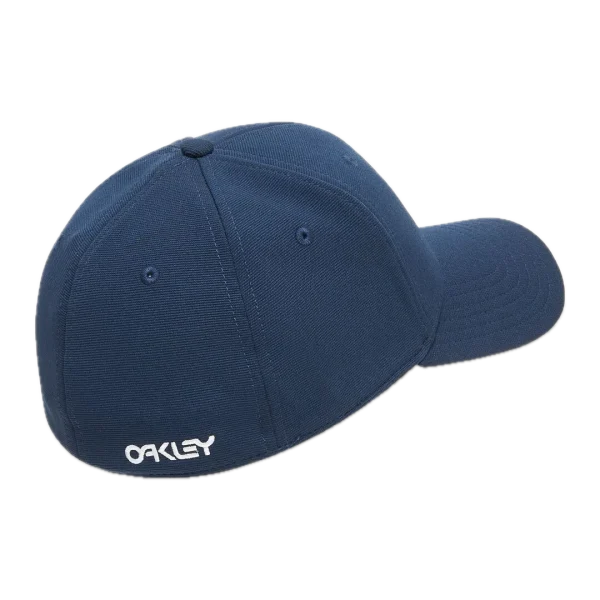 כובע Oakley 6 Panel Stretch Metallic Hat מבט קדמי תקריב על לוגו Ellipse מתכתי מוברש מבט צד על מבנה 6 הפאנלים של הכובע Oakley מבט אחורי על פס הספיגה הפנימי של Oakley