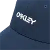 כובע Oakley 6 Panel Stretch Metallic Hat מבט קדמי תקריב על לוגו Ellipse מתכתי מוברש מבט צד על מבנה 6 הפאנלים של הכובע Oakley מבט אחורי על פס הספיגה הפנימי של Oakley