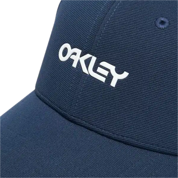 כובע Oakley 6 Panel Stretch Metallic Hat מבט קדמי תקריב על לוגו Ellipse מתכתי מוברש מבט צד על מבנה 6 הפאנלים של הכובע Oakley מבט אחורי על פס הספיגה הפנימי של Oakley