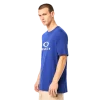 חולצת Oakley O Bark 2.0 Tee מבט קדמי תקריב על לוגו Oakley Bark בחזה מבט צד על חולצת Oakley O Bark 2.0 מבט אחורי על חולצת Oakley בגזרה Regular Fit
