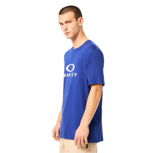 חולצת Oakley O Bark 2.0 Tee מבט קדמי תקריב על לוגו Oakley Bark בחזה מבט צד על חולצת Oakley O Bark 2.0 מבט אחורי על חולצת Oakley בגזרה Regular Fit