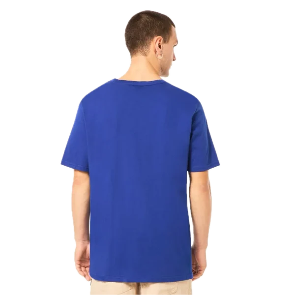 חולצת Oakley O Bark 2.0 Tee מבט קדמי תקריב על לוגו Oakley Bark בחזה מבט צד על חולצת Oakley O Bark 2.0 מבט אחורי על חולצת Oakley בגזרה Regular Fit