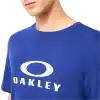 חולצת Oakley O Bark 2.0 Tee מבט קדמי תקריב על לוגו Oakley Bark בחזה מבט צד על חולצת Oakley O Bark 2.0 מבט אחורי על חולצת Oakley בגזרה Regular Fit