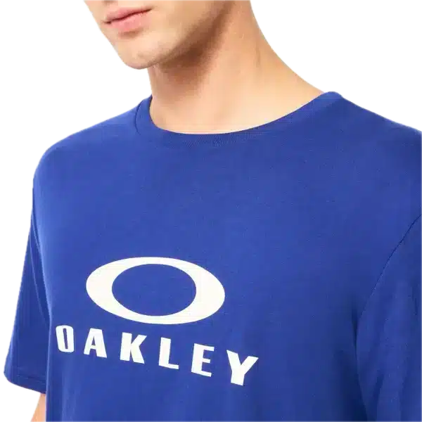 חולצת Oakley O Bark 2.0 Tee מבט קדמי תקריב על לוגו Oakley Bark בחזה מבט צד על חולצת Oakley O Bark 2.0 מבט אחורי על חולצת Oakley בגזרה Regular Fit