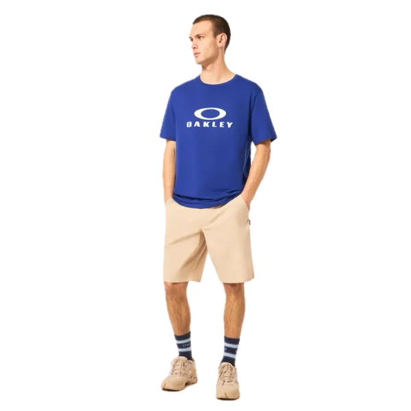 חולצת Oakley O Bark 2.0 Tee מבט קדמי תקריב על לוגו Oakley Bark בחזה מבט צד על חולצת Oakley O Bark 2.0 מבט אחורי על חולצת Oakley בגזרה Regular Fit