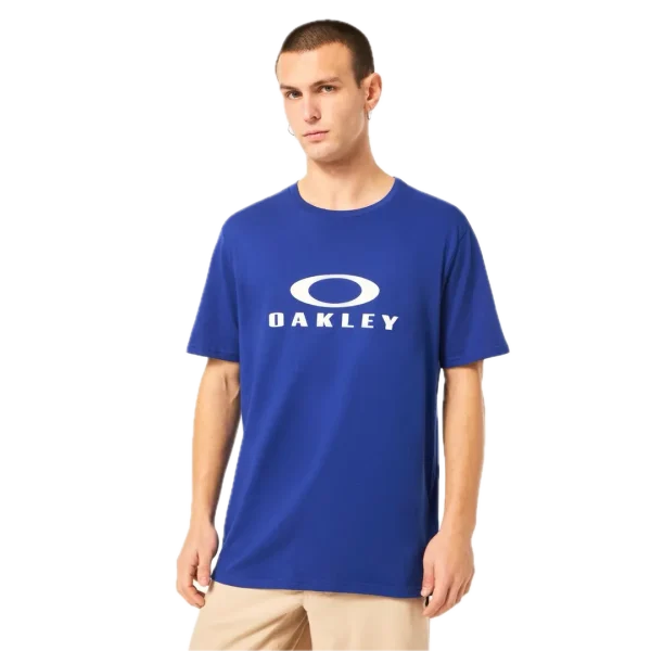 חולצת Oakley O Bark 2.0 Tee מבט קדמי תקריב על לוגו Oakley Bark בחזה מבט צד על חולצת Oakley O Bark 2.0 מבט אחורי על חולצת Oakley בגזרה Regular Fit