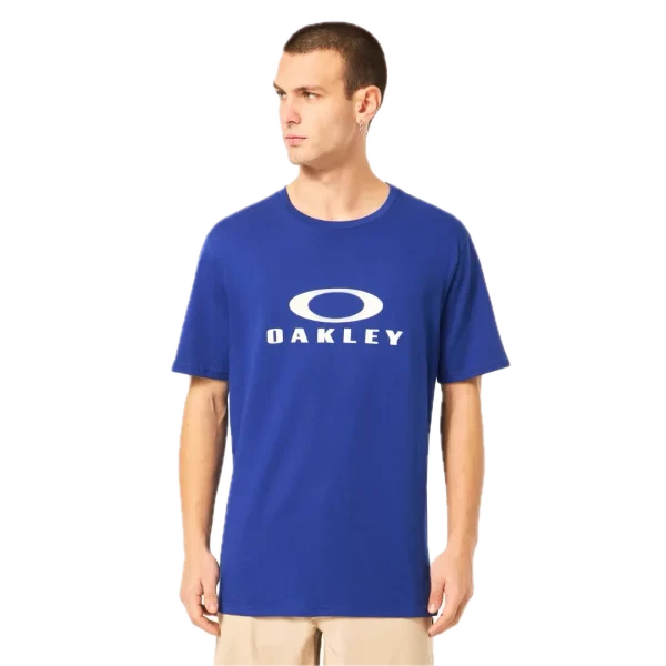 חולצת Oakley O Bark 2.0 Tee מבט קדמי תקריב על לוגו Oakley Bark בחזה מבט צד על חולצת Oakley O Bark 2.0 מבט אחורי על חולצת Oakley בגזרה Regular Fit
