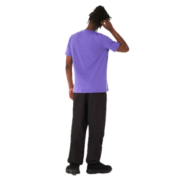 חולצת Oakley O Bark 2.0 Tee מבט קדמי תקריב על לוגו Oakley Bark בחזה מבט צד על חולצת Oakley O Bark 2.0 מבט אחורי על חולצת Oakley בגזרה Regular Fit