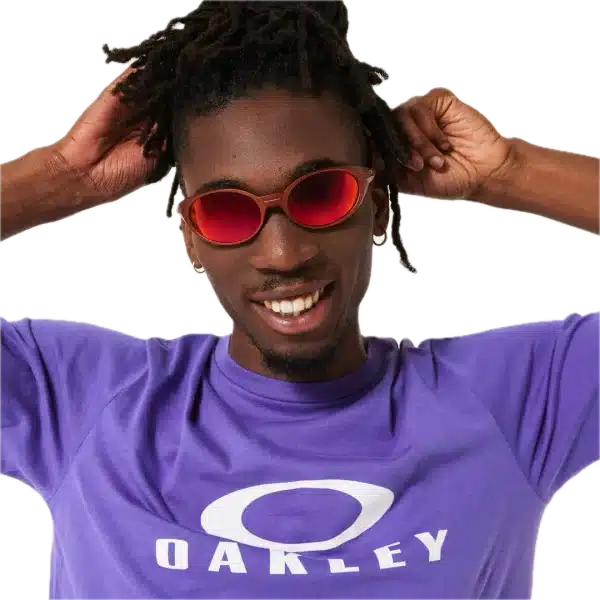 חולצת Oakley O Bark 2.0 Tee מבט קדמי תקריב על לוגו Oakley Bark בחזה מבט צד על חולצת Oakley O Bark 2.0 מבט אחורי על חולצת Oakley בגזרה Regular Fit