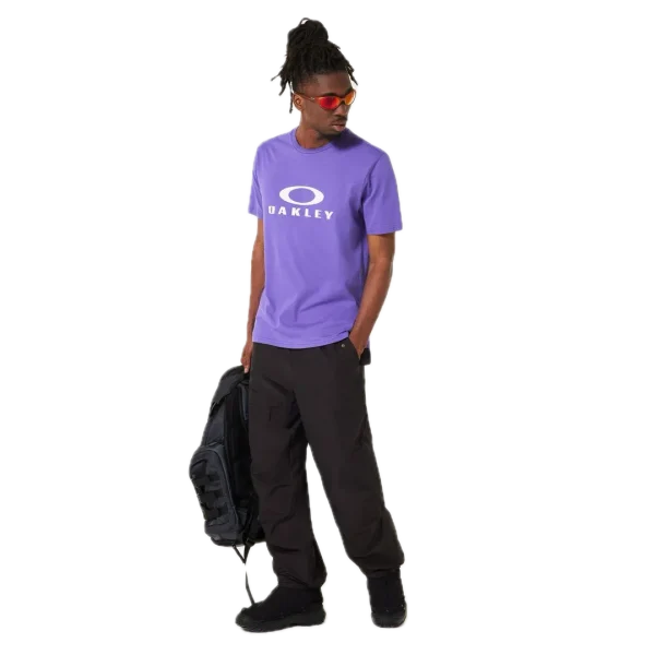 חולצת Oakley O Bark 2.0 Tee מבט קדמי תקריב על לוגו Oakley Bark בחזה מבט צד על חולצת Oakley O Bark 2.0 מבט אחורי על חולצת Oakley בגזרה Regular Fit