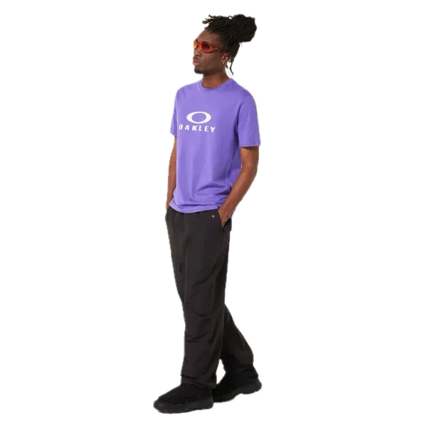 חולצת Oakley O Bark 2.0 Tee מבט קדמי תקריב על לוגו Oakley Bark בחזה מבט צד על חולצת Oakley O Bark 2.0 מבט אחורי על חולצת Oakley בגזרה Regular Fit