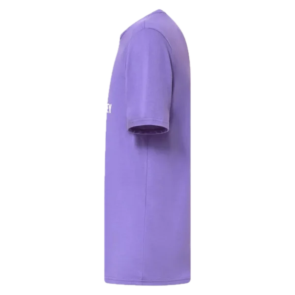 חולצת Oakley O Bark 2.0 Tee מבט קדמי תקריב על לוגו Oakley Bark בחזה מבט צד על חולצת Oakley O Bark 2.0 מבט אחורי על חולצת Oakley בגזרה Regular Fit