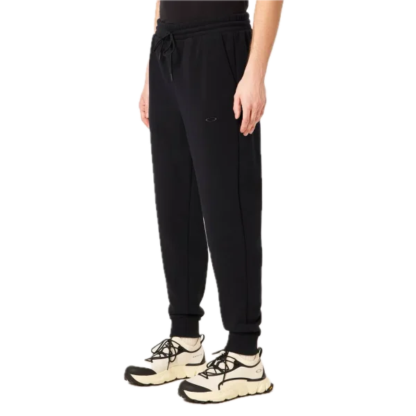 מכנס ספורט Oakley מבט צד עם כיסים תקריב על לוגו Oakley Ellipse בירך מבט אחורי על מכנס Oakley JOGGER 2.0 עם גזרה צרה