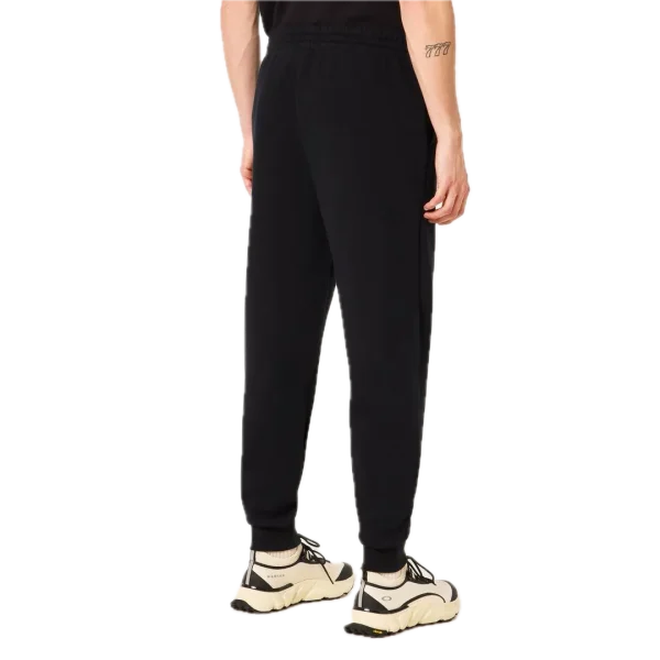 מכנס ספורט Oakley מבט צד עם כיסים תקריב על לוגו Oakley Ellipse בירך מבט אחורי על מכנס Oakley JOGGER 2.0 עם גזרה צרה