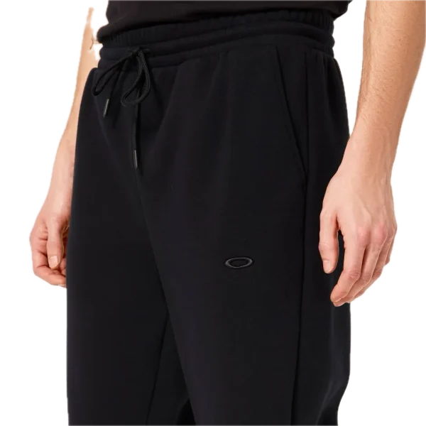 מכנס ספורט Oakley מבט צד עם כיסים תקריב על לוגו Oakley Ellipse בירך מבט אחורי על מכנס Oakley JOGGER 2.0 עם גזרה צרה