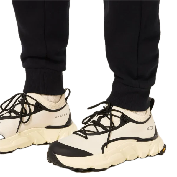 מכנס ספורט Oakley מבט צד עם כיסים תקריב על לוגו Oakley Ellipse בירך מבט אחורי על מכנס Oakley JOGGER 2.0 עם גזרה צרה