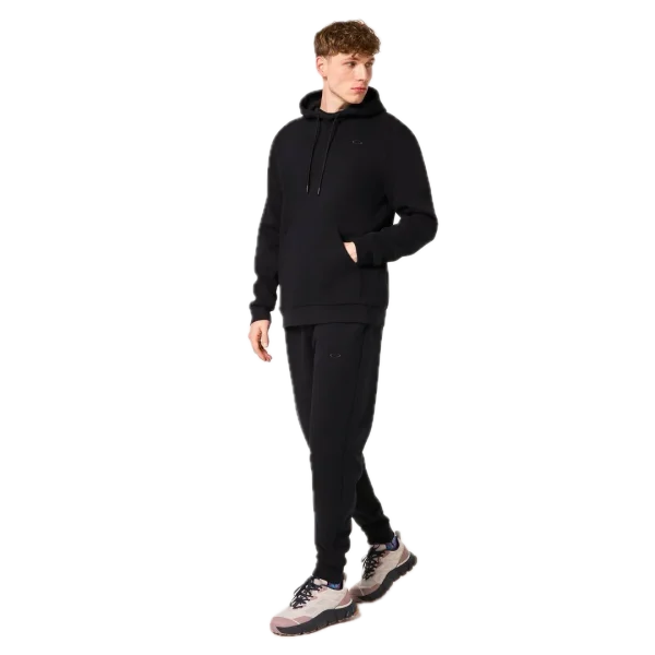 מכנס ספורט Oakley מבט צד עם כיסים תקריב על לוגו Oakley Ellipse בירך מבט אחורי על מכנס Oakley JOGGER 2.0 עם גזרה צרה