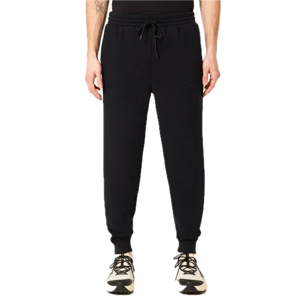 מכנס ספורט Oakley מבט צד עם כיסים תקריב על לוגו Oakley Ellipse בירך מבט אחורי על מכנס Oakley JOGGER 2.0 עם גזרה צרה